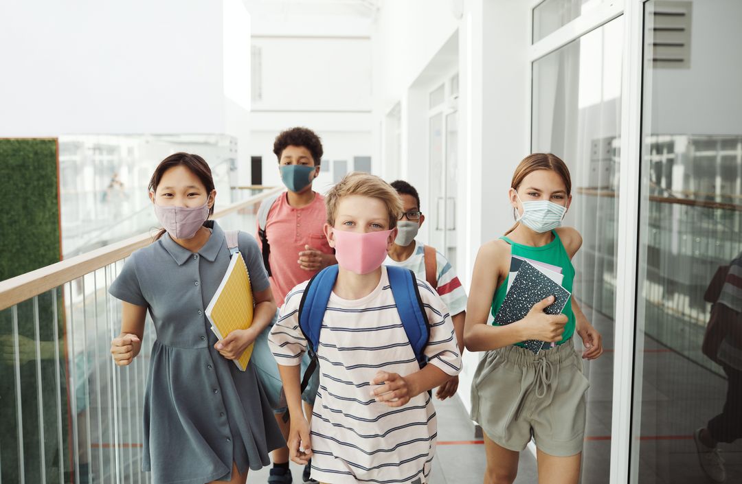 Schüler in der Schule mit Maske @ pexels, Norma Mortenson