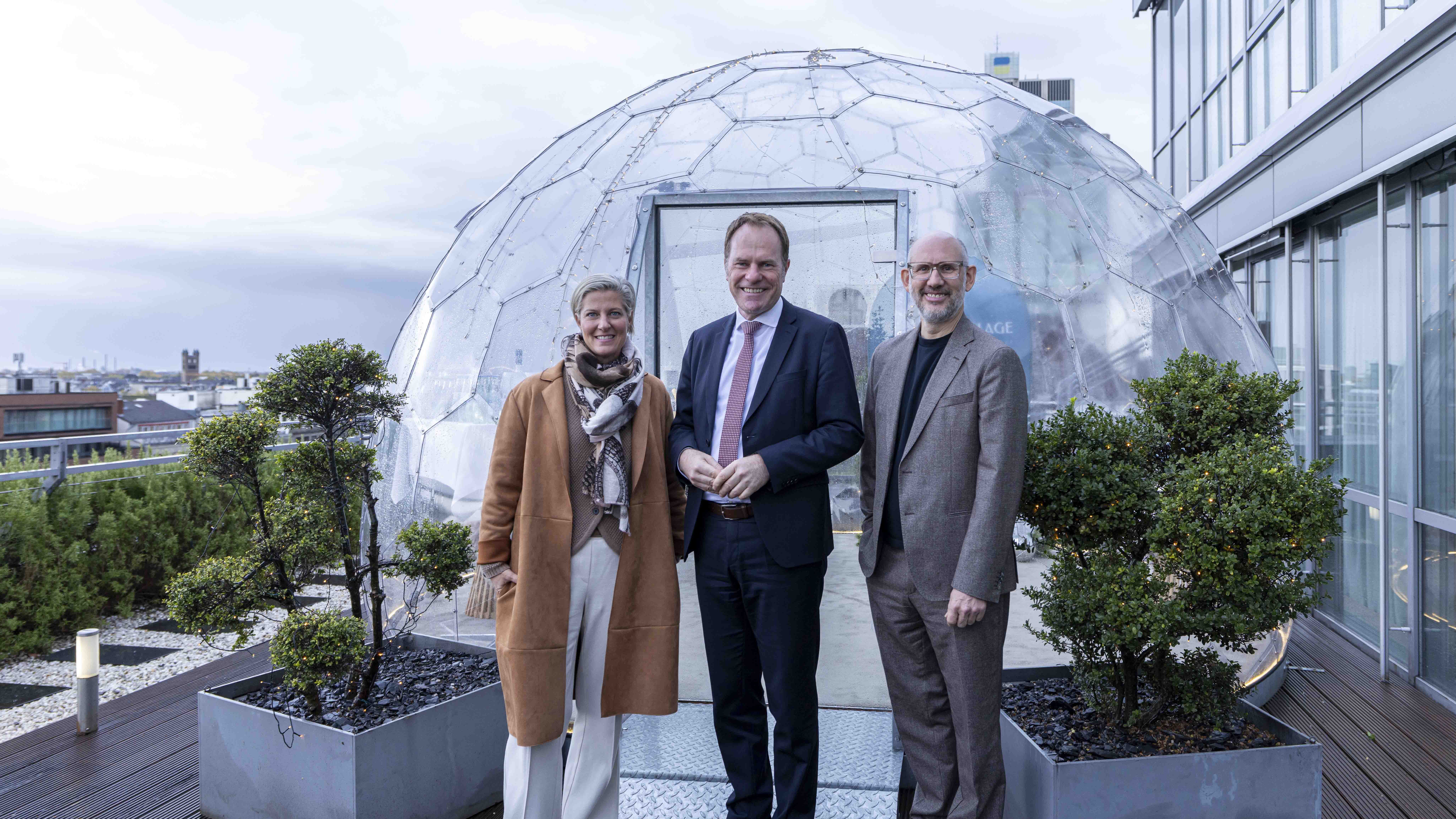 „Winter Village“ auf der Kö – vorgestellt von Andrea Greuner (IG Kö), Oberbürgermeister Dr. Stephan Keller und Michael Brill (CEO D.LIVE) / Foto: D.LIVE, Kenny Beele