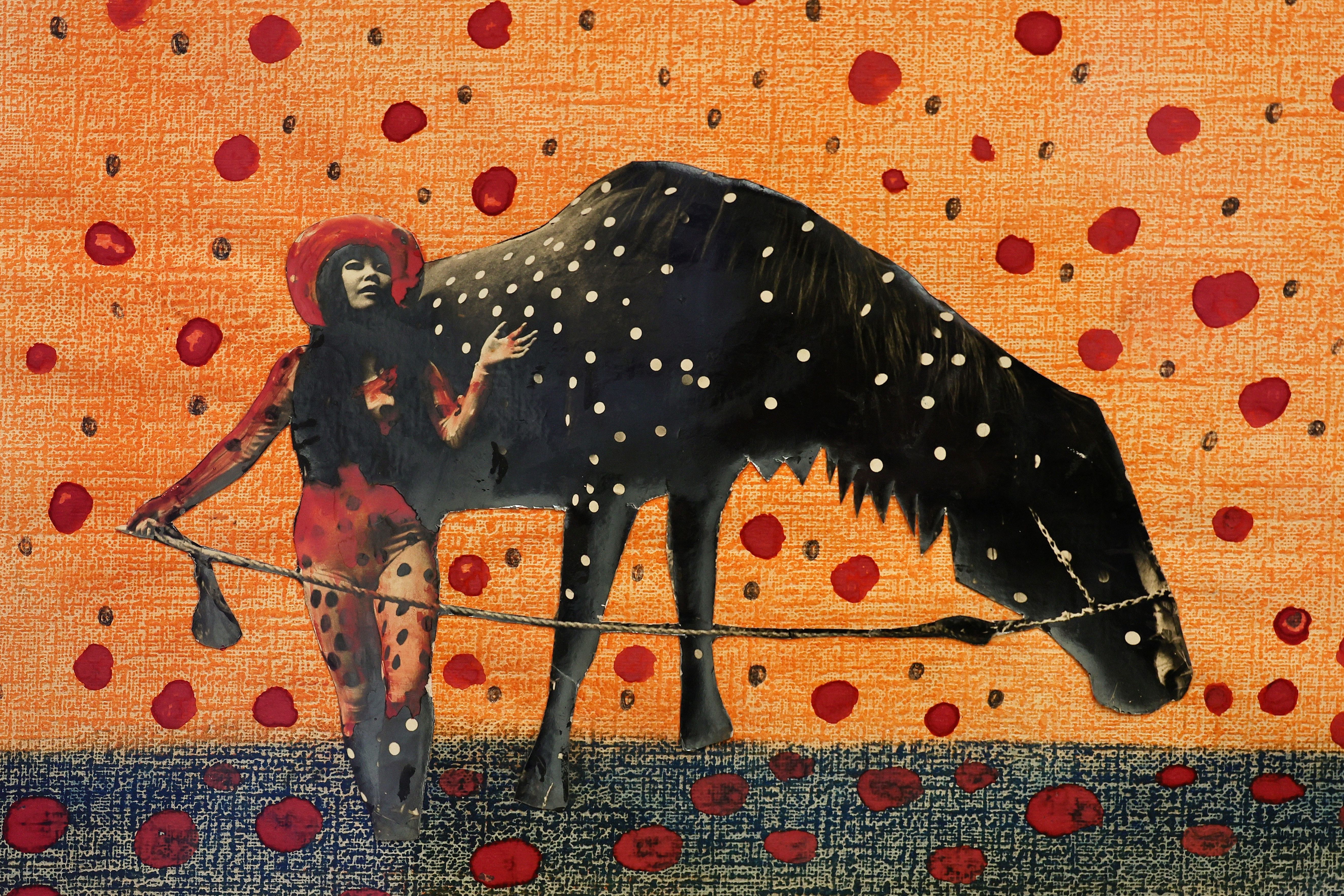 Gemälde von Yayoi Kusama: Frauenfigur mit gepunktetem Körper neben einem schwarzen Stier auf orangefarbenem Hintergrund mit roten Punkten, 1967