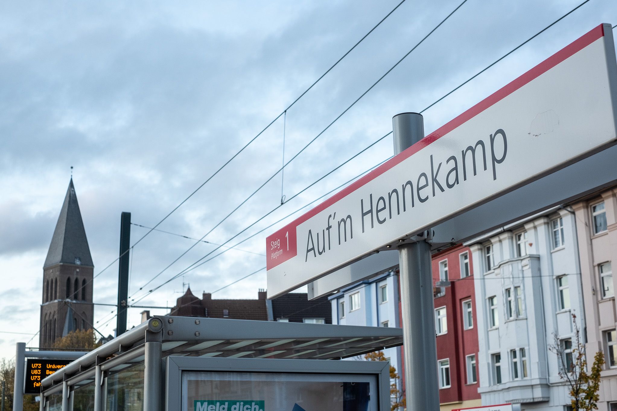 Die Mobilitätsstation Auf'm Hennekamp zeichnet sich durch eine gute ÖPNV-Anbindung - hier im Bild - und ein umfangreiches Carsharing-Angebot aus © Connected Mobility Düsseldorf 