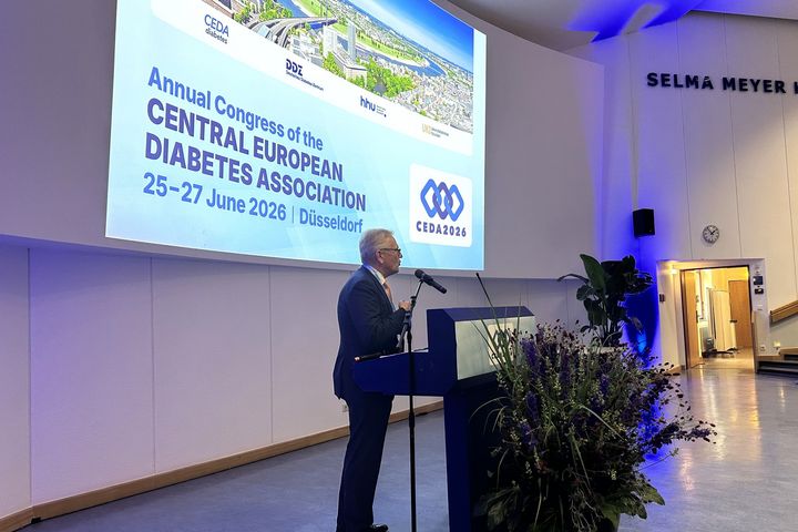 Kongresspräsident Prof. Michael Roden eröffnet den CEDA-Kongress 2026 in Düsseldorf vor einer Präsentation