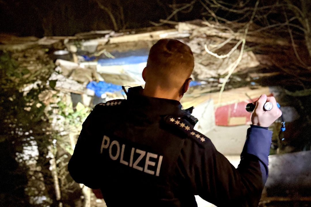 Polizist kontrolliert einen Unterschlupf entlang der Bahngleise im Umfeld des Düsseldorfer Hauptbahnhofs während des Einsatzes am 26. November 2025. / Foto: Polizei Düsseldorf Polizist kontrolliert einen Unterschlupf entlang der Bahngleise im Umfeld des Düsseldorfer Hauptbahnhofs während des Einsatzes am 26. November 2025. / Foto: Polizei Düsseldorf