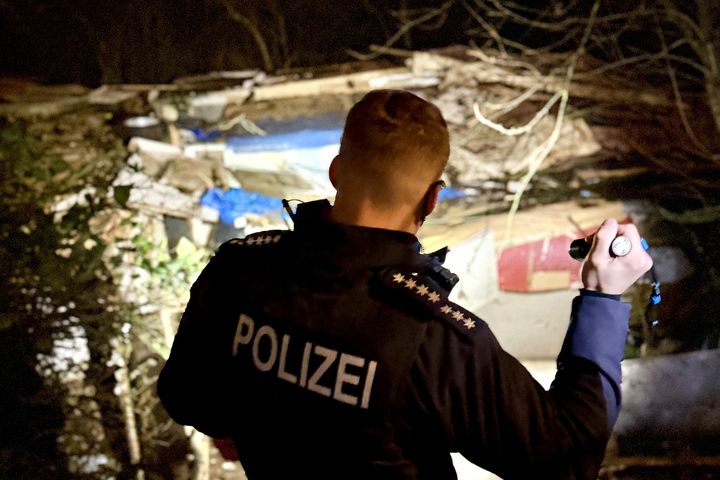 Polizist kontrolliert einen Unterschlupf entlang der Bahngleise im Umfeld des Düsseldorfer Hauptbahnhofs während des Einsatzes am 26. November 2025. / Foto: Polizei Düsseldorf