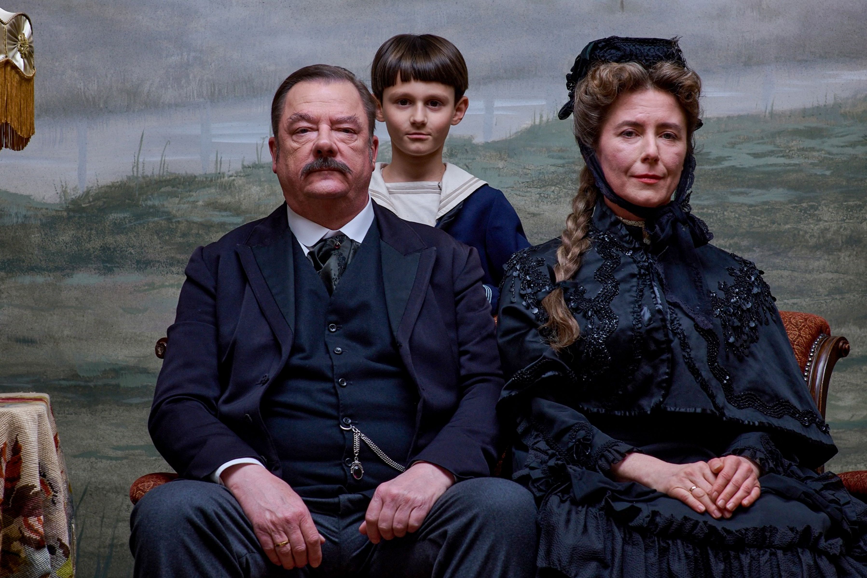 v. l. n. r.: Peter Kurth (Hermann Kafka), Daniel Dongres (als junger Franz), Sandra Korzeniak (Julia Kafka) – Szene aus Agnieszka Hollands „FRANZ K.“ / Foto: Marlene Film Production / X Verleih AG