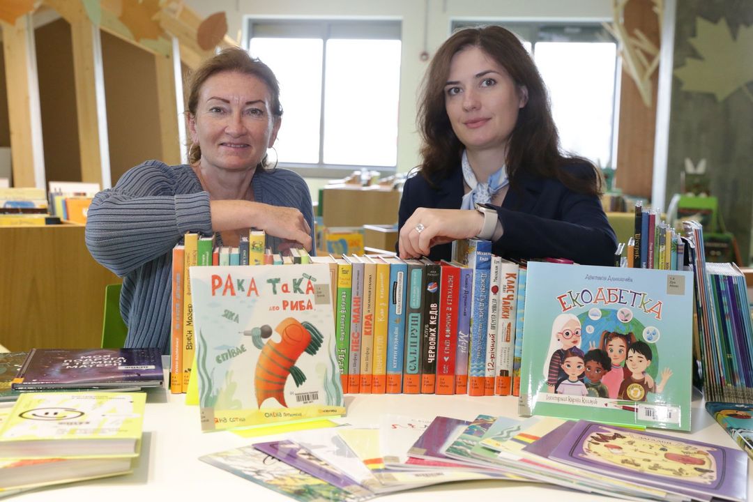 Iryna Shum (r.), die Generalkonsulin der Ukraine in Düsseldorf, hat am Donnerstag, 15. September, ukrainische Kinderbücher an Miriam Koch, Beigeordnete für Kultur und Integration, in der Zentralbibliothek KAP1 überreicht © Landeshauptstadt Düsseldorf/Ingo Lammert 