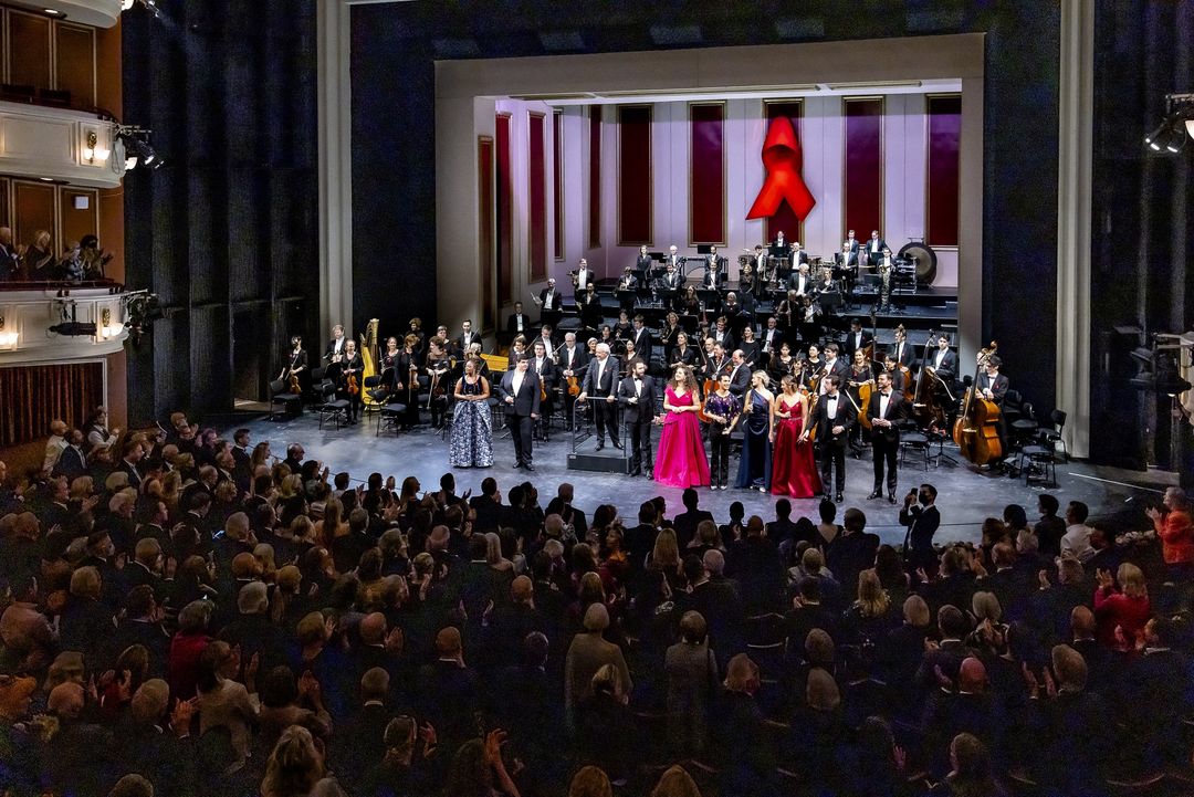 AIDS-Gala - Standing Ovation für die Künstlerinnen und Künstler der 13. Festlichen Operngala für die Deutsche AIDS-Stiftung im Opernhaus Düsseldorf / Foto (c) Anne Orthen