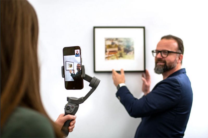 Art Guides führen die Sammler und Sammlerinnen im Livestream über die Messe. © Yannick Mandelbaum 