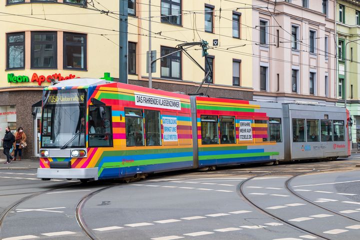 Eine Straßenbahn der Rheinbahn ist aktuell als „fahrendes Klassenzimmer“ auf den Schienen in Düsseldorf unterwegs / Foto ©Rheinbahn