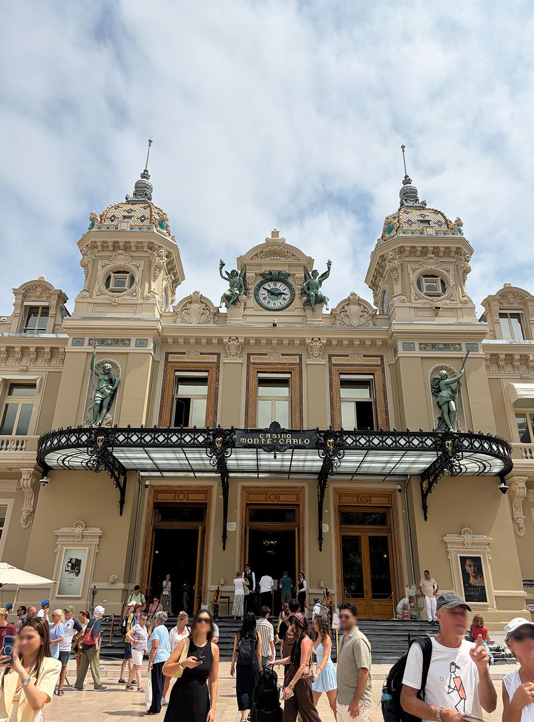 Fassade des Casino de Monte-Carlo in Monaco mit Besucherinnen und Besuchern vor dem Eingang, aufgenommen während eines Ausflugs an die Côte d’Azur.