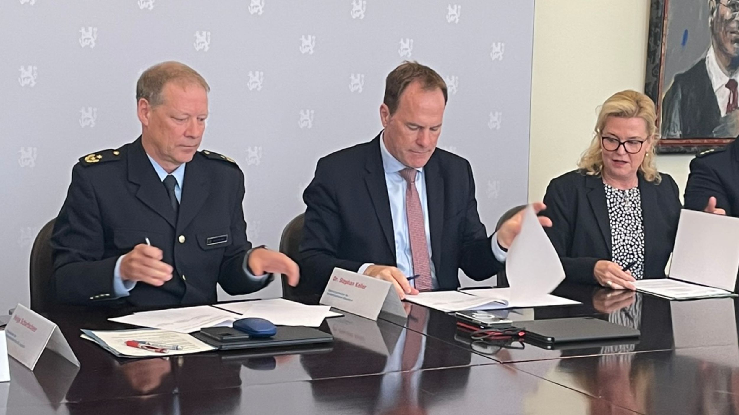 Helge Scharfscheer, Vizepräsident Bundespolizeidirektion Sankt Augustin, OB Dr. Stephan Keller und Polizeipräsidentin Miriam Brauns (v.l.) unterschreiben die Kooperationsvereinbarung zum Projekt "SiBu" © Landeshauptstadt Düsseldorf/Faouzia Alhadjiui 