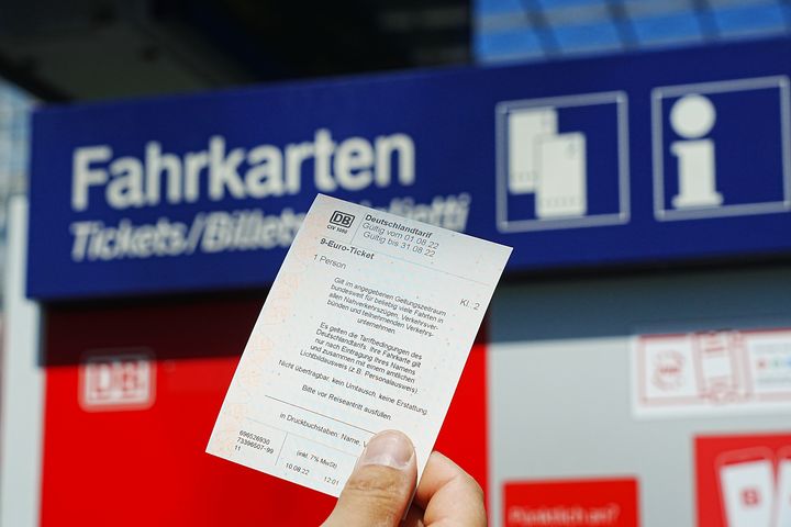 Rheinbahn, Bilanz nach drei Monaten: 644.644 "9-Euro-Tickets" verkauft / Foto © Deutsche Bahn AG / Volker Emersleben