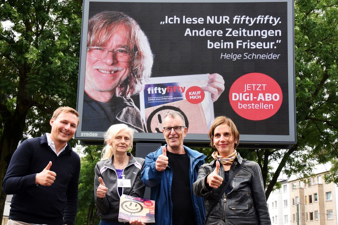 Durch die aktuelle Werbekampagne sind es bereits 12.000 Exemplare - Gemeinsam für fiftyfifty: Thomas Luppa (Ströer), Gisa März (fiftyfifty-Verkäuferin), Hubert Ostendorf (fiftyfifty-Geschäftsführer), Heike Hassel (Agentur d.a.n.k.e) - v. li n. re  . Foto: Rolf Purpar 