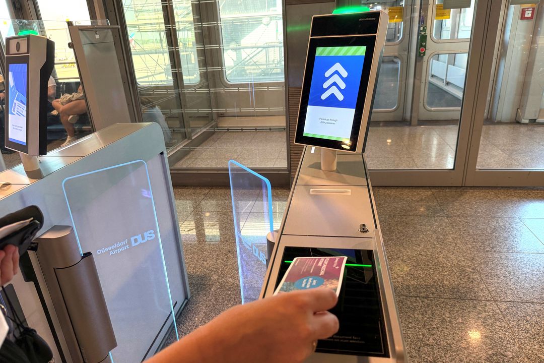 Einfach scannen und einsteigen: Die neuen E-Gates am Flughafen Düsseldorf beschleunigen das Boarding. / Foto: Flughafen Düsseldorf