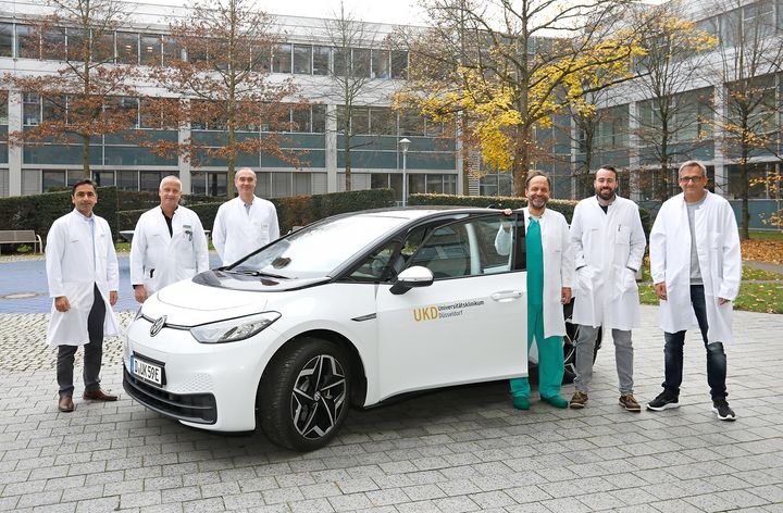 E-Mobilität für Hausbesuche bei Patient:innen: (v.l.) Prof. Dr. Payam Akhyari (stv. Klinikdirektor Herzchirurgie), Prof. Dr. Udo Boeken (Chirurgischer Leiter Herztransplantationsprogramm), Prof. Dr. Artur Lichtenberg (Klinikdirektor Herzchirurgie), Michael Richter (Kardiotechnik), PD Dr. Hug Aubin (Oberarzt Herzchirurgie) und Gerrit Paprotny (Leiter Kardiotechnik)/ Foto © UKD