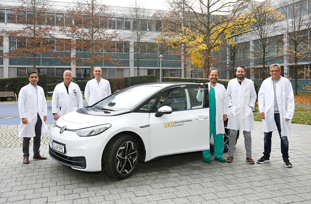 E-Mobilität für Hausbesuche bei Patient:innen: (v.l.) Prof. Dr. Payam Akhyari (stv. Klinikdirektor Herzchirurgie), Prof. Dr. Udo Boeken (Chirurgischer Leiter Herztransplantationsprogramm), Prof. Dr. Artur Lichtenberg (Klinikdirektor Herzchirurgie), Michael Richter (Kardiotechnik), PD Dr. Hug Aubin (Oberarzt Herzchirurgie) und Gerrit Paprotny (Leiter Kardiotechnik)/ Foto © UKD