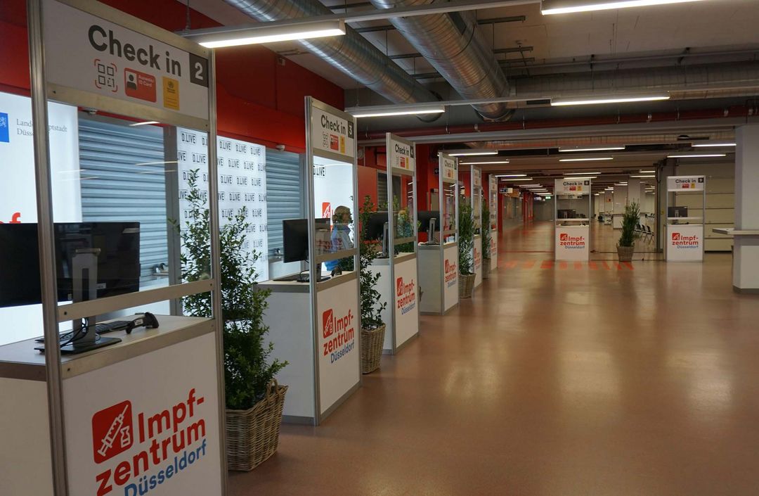 Check-in im Impfzentrum der Arena