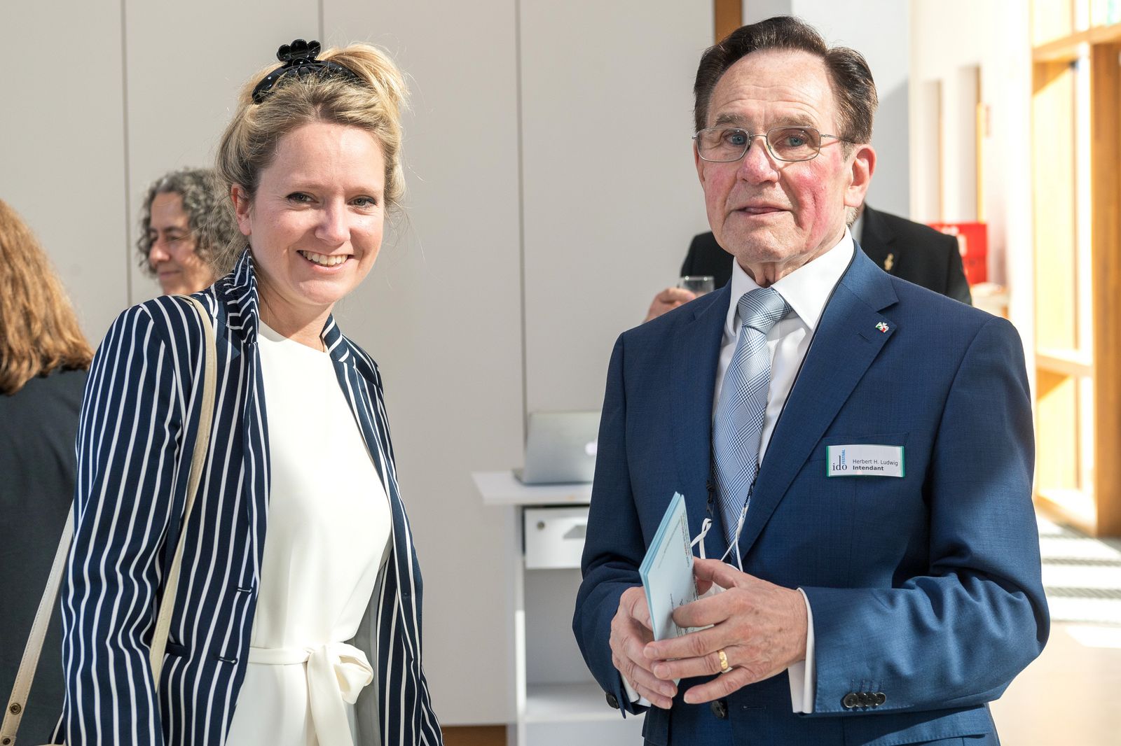 Herbert H. Ludwig (Intendant) übergibt den Staffelstab an Dr. Frederike Möller (Festivalleiterin) / Foto: IDO-Festival Düsseldorf