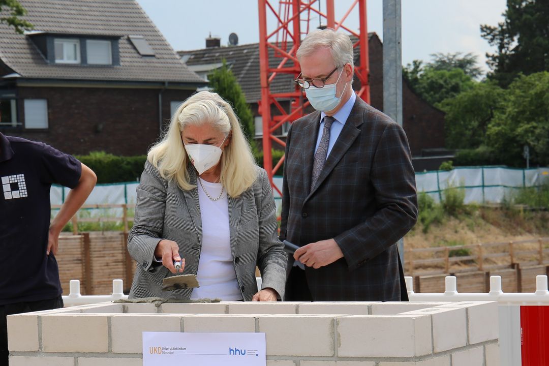 Ministerin Isabel Pfeiffer-Poensgen, Prof. Dr. Frank Schneider (Vorstandsvorsitzender UKD)