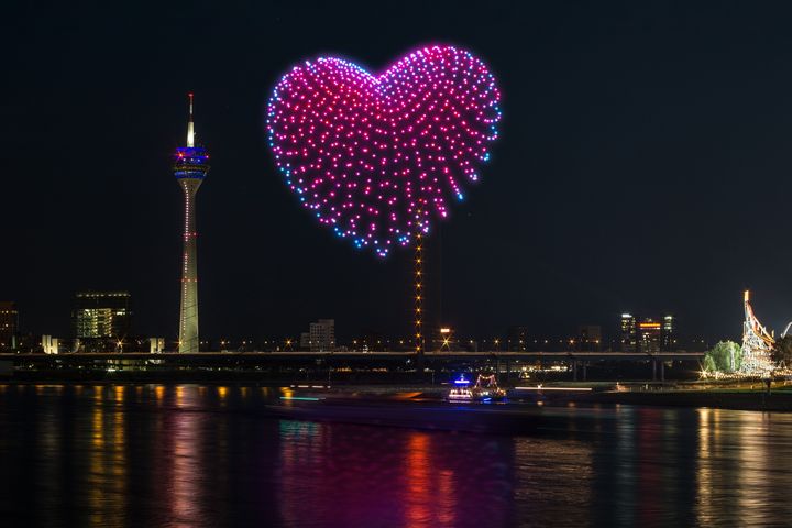 Herz über Düsseldorf: Die AO-Drohnenshow zeigt am Rheinufer emotionale Lichtmotive – hier mit dem Rheinturm und einem leuchtenden Herz aus über 1.000 Drohnen. / Foto: AO Multimedia & Drones 