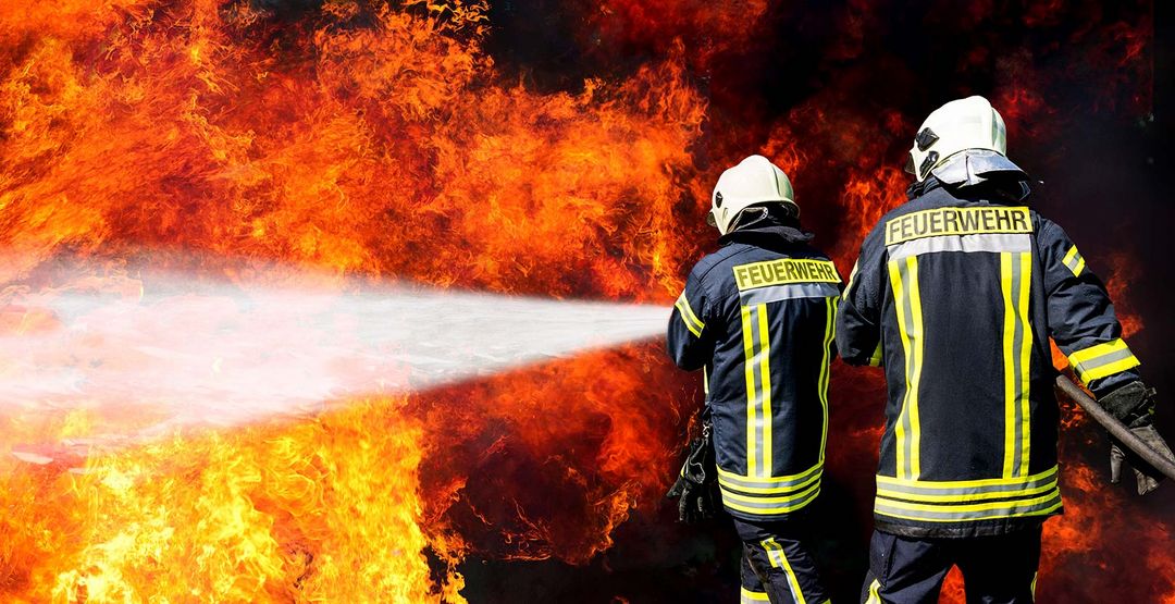 Feuerwehr löscht einen Brand - Symbolbild
