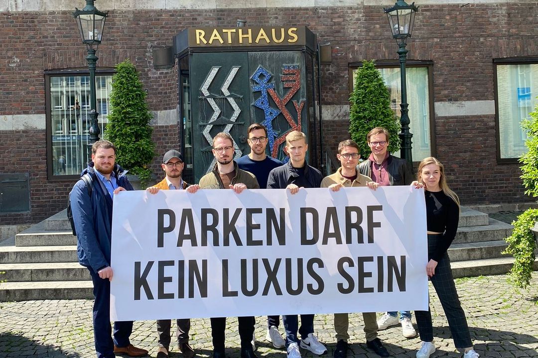 Die Jungen Liberalen Düsseldorf hatten sich vor dem Rathaus versammelt und ein Plakat mit der Forderung "Parken darf kein Luxus sein" enthüllt / Foto: Junge Liberale Düsseldorf