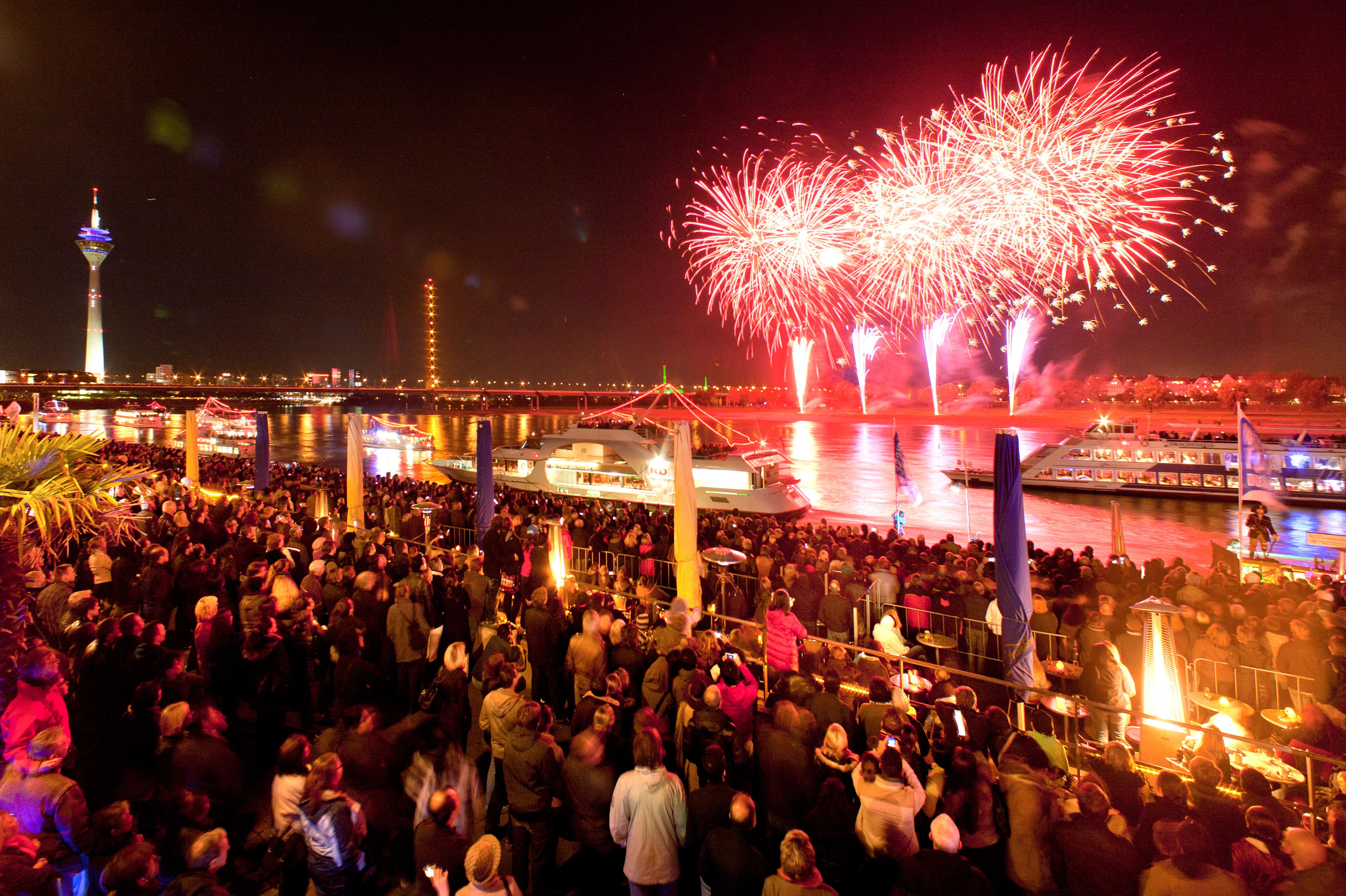 Das japanische Feuerwerk über dem Rhein / Foto © Düsseldorf Tourismus