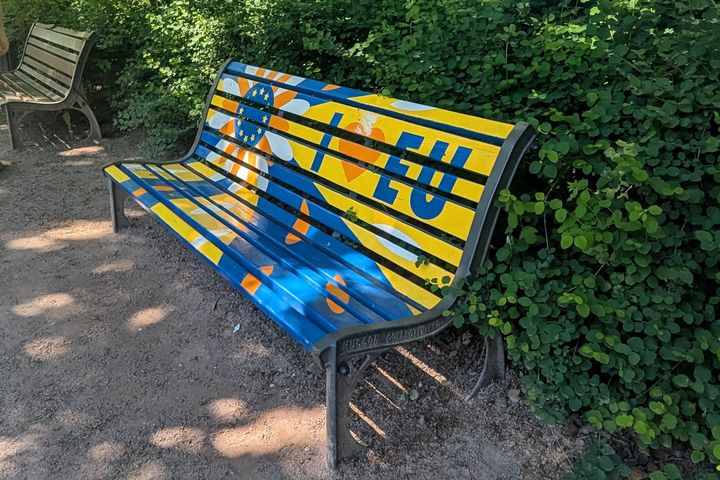 Symbolisch und farbenfroh: Europa mitten im Alltag. Der bemalte EU-Bank im Park L’Orangerie in Straßburg – direkt neben dem Europarat. / Foto: Alexandra Scholz-Marcovich, NDOZ