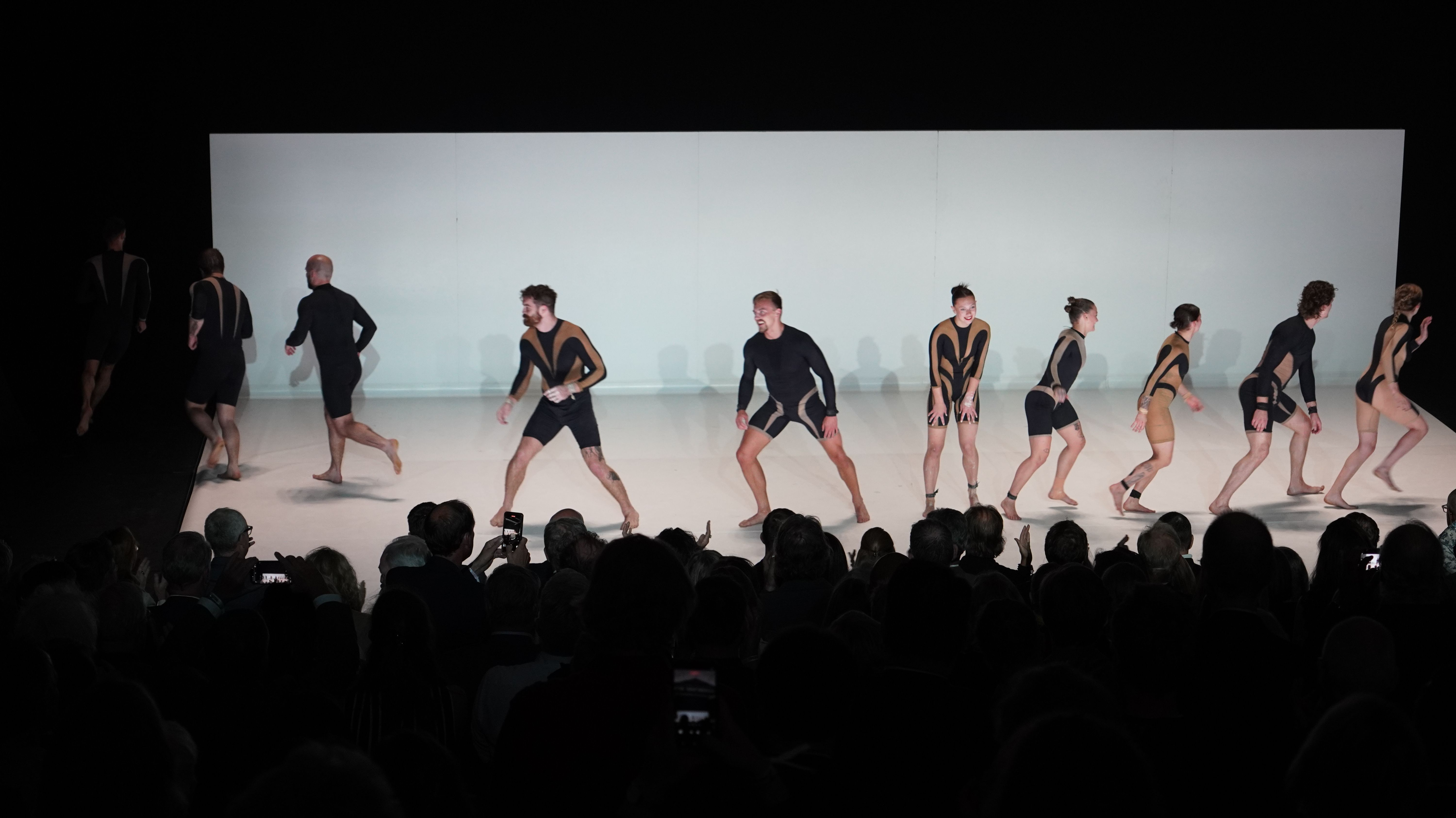 Schlussovation "Wolf" Compagnie Circa, Düsseldorf Festival / Foto: Stefan Scholz, NDOZ