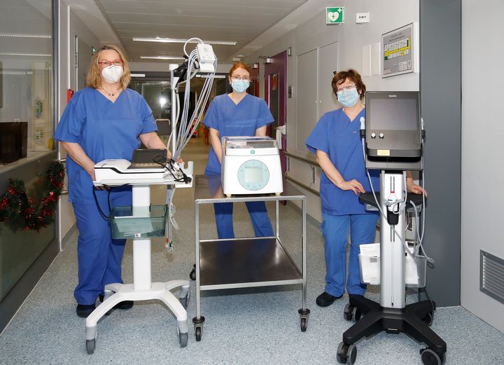 Freuen sich über die neuen Geräte zur hochmodernen Diagnostik (v.l):  Gabriele Hänsel (Vorstand Elterninitiative), Claire Späte (kommissarische Leitung KMT Station) und Elisabeth Schreurs (Stv.  Pflegedirektorin am UKD)/Foto © Universitätsklinikum Düsseldorf/UKD