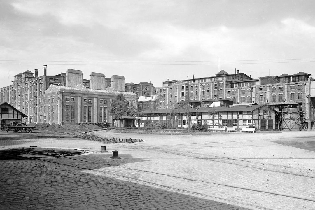 Mit Bau und Inbetriebnahme einer eigenen Leimfabrik am Standort Düsseldorf startete Henkel am 26. Juni 1923 mit dem Verkauf von Klebstoffprodukten / Foto: Henkel