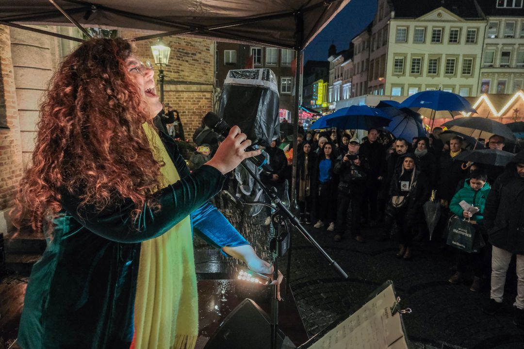 Vor dem Rathaus versammelten sich Düsseldorfer Bürgerinnen und Bürger nach einem Aufruf der Stadt Düsseldorf zur musikalischen Aktion "Solidarität mit der Friedensbewegung im Iran" unter anderem mit der Sängerin Faravaz Farvardin © Landeshauptstadt Düsseldorf/Michael Gstettenbauer