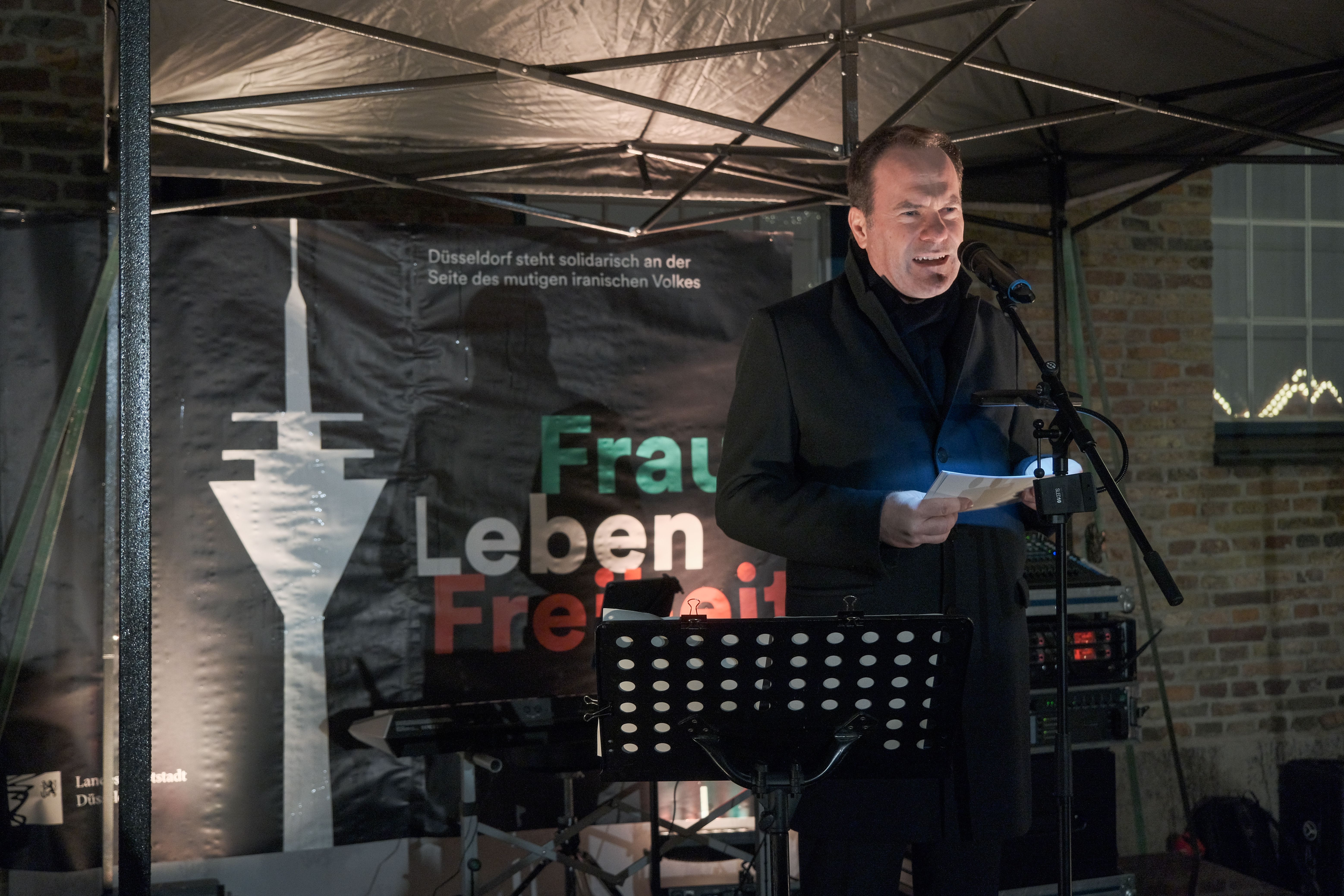 Vor dem Rathaus versammelten sich Düsseldorfer Bürgerinnen und Bürger nach einem Aufruf der Stadt Düsseldorf zur musikalischen Aktion "Solidarität mit der Friedensbewegung im Iran". OB Dr. Keller sprach zu den Anwesenden © Landeshauptstadt Düsseldorf/Michael Gstettenbauer 