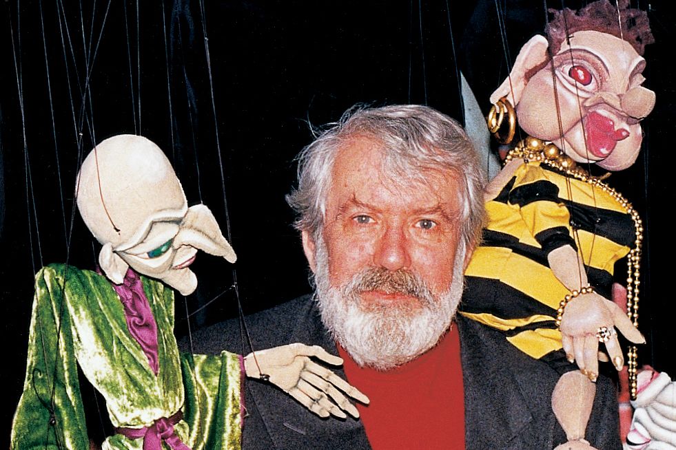 Michael Ende bei seinem Wunschpunsch-Besuch 1993 mit Beelzebub Irrwitzer und Tyrannja Vamperl / Foto: Düsseldorfer Marionetten-Theater