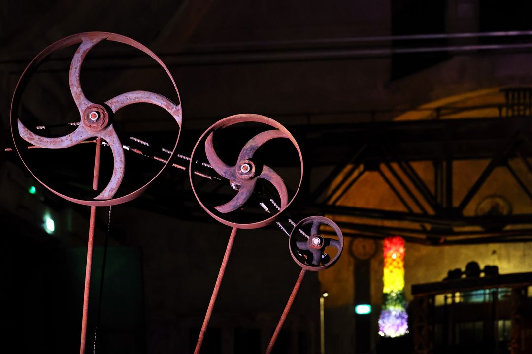Kunstmaschinen mit rostigen Rädern im historischen Klärwerk Uerdingen, Teil der Ausstellung „Von Höhen und Tiefen“ in Krefeld.