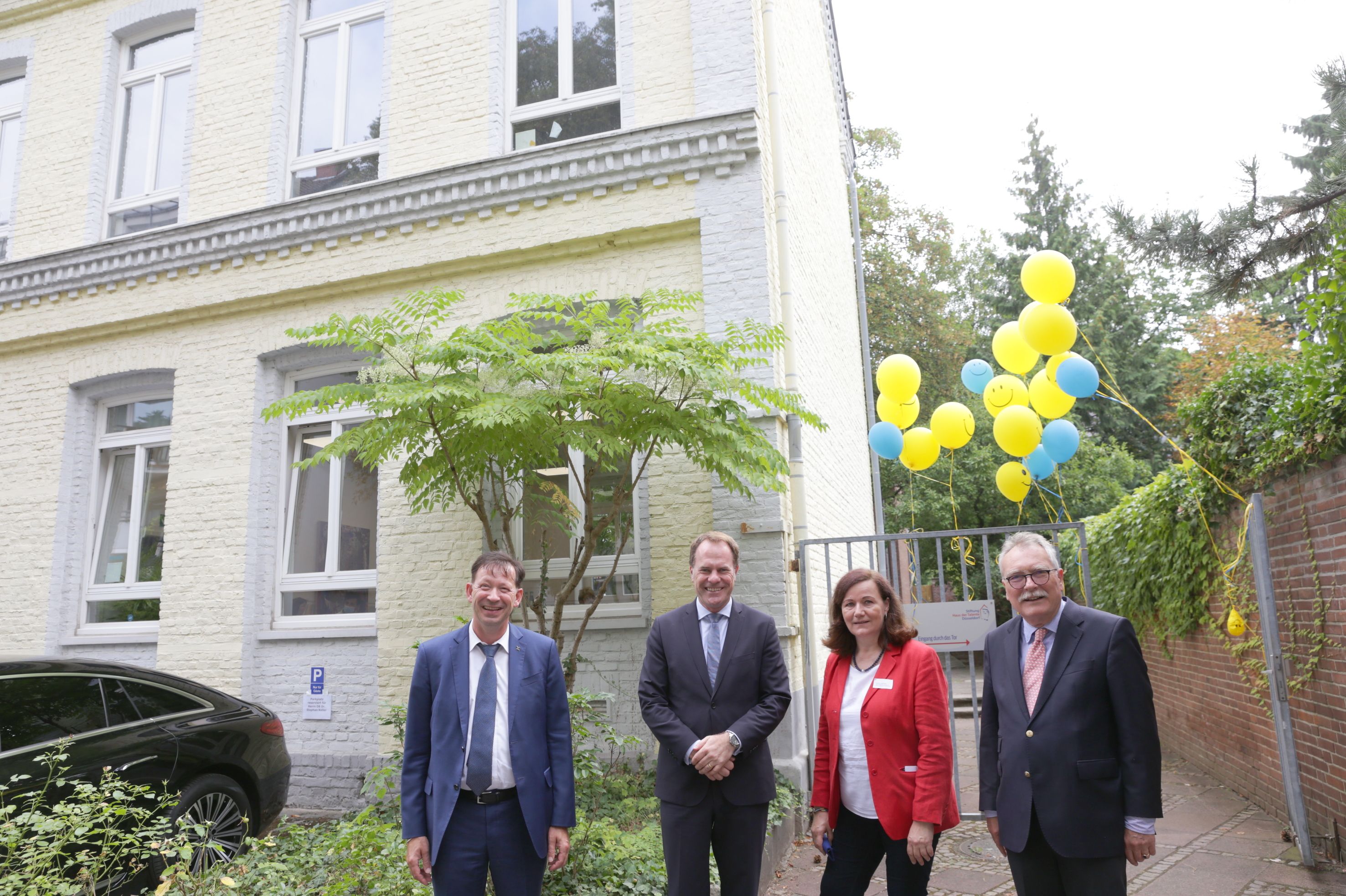 Eröffneten den neuen Sitz des Hauses der Talente (v.l.): Stadtdirektor Hintzsche, OB Keller, Sabine Warnecke, Leiterin des Hauses der Talente, und der Vorstandsvorsitzende der Stiftung Haus der Talente, Hans-Heinrich Grosse-Brockhoff © Landeshauptstadt Düsseldorf/Ingo Lammert 