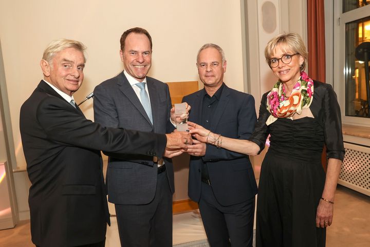 (v.l.n.r.) Manfred Kronen (Geschäftsführer a. D. der Igedo Exhibitions), Düsseldorfs Oberbürgermeister Dr. Stephan Keller, Philipp Kronen (Managing Partner der Igedo Exhibitions) und Ulrike Kähler (Managing Director der Igedo Exhibitions © Landeshauptstadt Düsseldorf/Melanie Zanin 