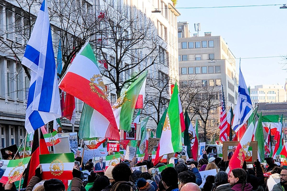 Fahnen und Transparente bei der Iran-Demonstration in Düsseldorf am 24. Januar 2026.