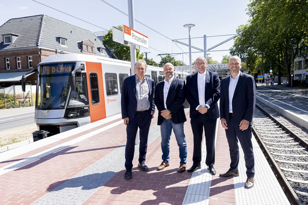 Nahmen die Haltestelle „Prinzenallee“ in Oberkassel offiziell in Betrieb (von links): Jochen Kral (Dezernent für Mobilität und Umwelt, Stadt Düsseldorf), Dr. Andreas Ferlic (Interimsbereichsleiter Infrastruktur, Rheinbahn),  Rolf Tups (Bezirksbürgermeister und Aufsichtsratsvorsitzender der Rheinbahn) und Marc Nüßen (Abteilungsleiter Fördermanagement und Infrastrukturentwicklung, Verkehrsverbund Rhein-Ruhr). / Foto: Rheinbahn