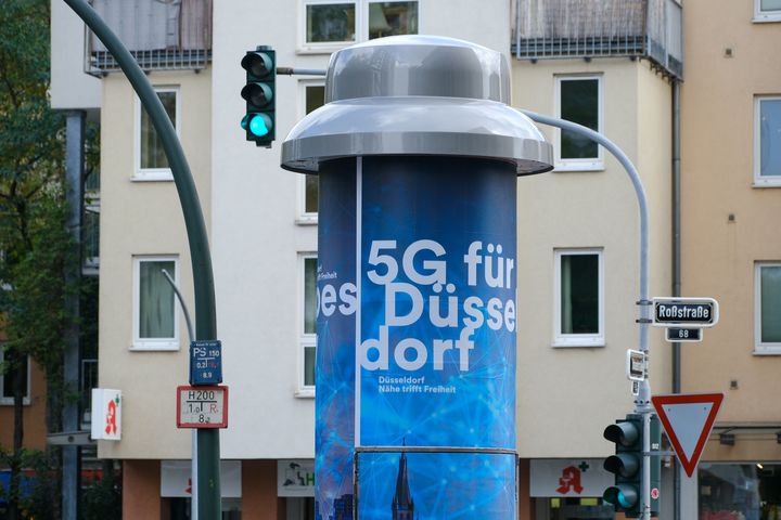 Deutschlands erste 5G-Litfaßsäule steht seit Donnerstag, 7. Oktober, in Düsseldorf © Landeshauptstadt Düsseldorf/Michael Gstettenbauer 
