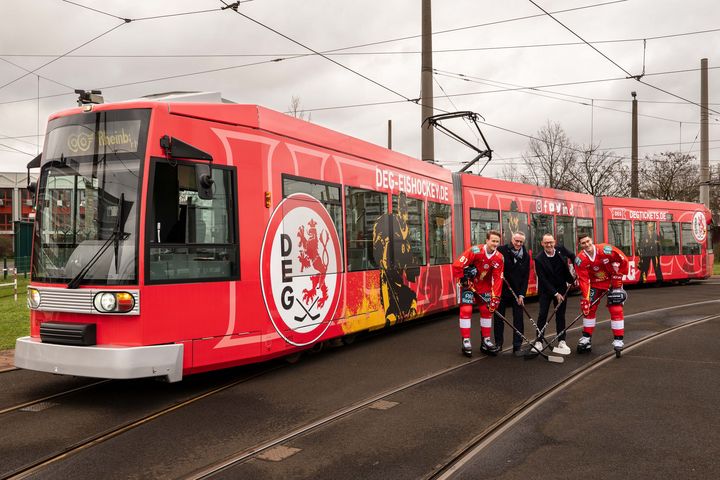 (von links): DEG-Profi Stephen MacAulay, Klaus Klar, Vorstandsvorsitzender und Arbeitsdirektor der Rheinbahn, Harald Wirtz, Geschäftsführer DEG Eishockey GmbH, und DEG-Profi Alec McCrea / Foto: Rheinbahn