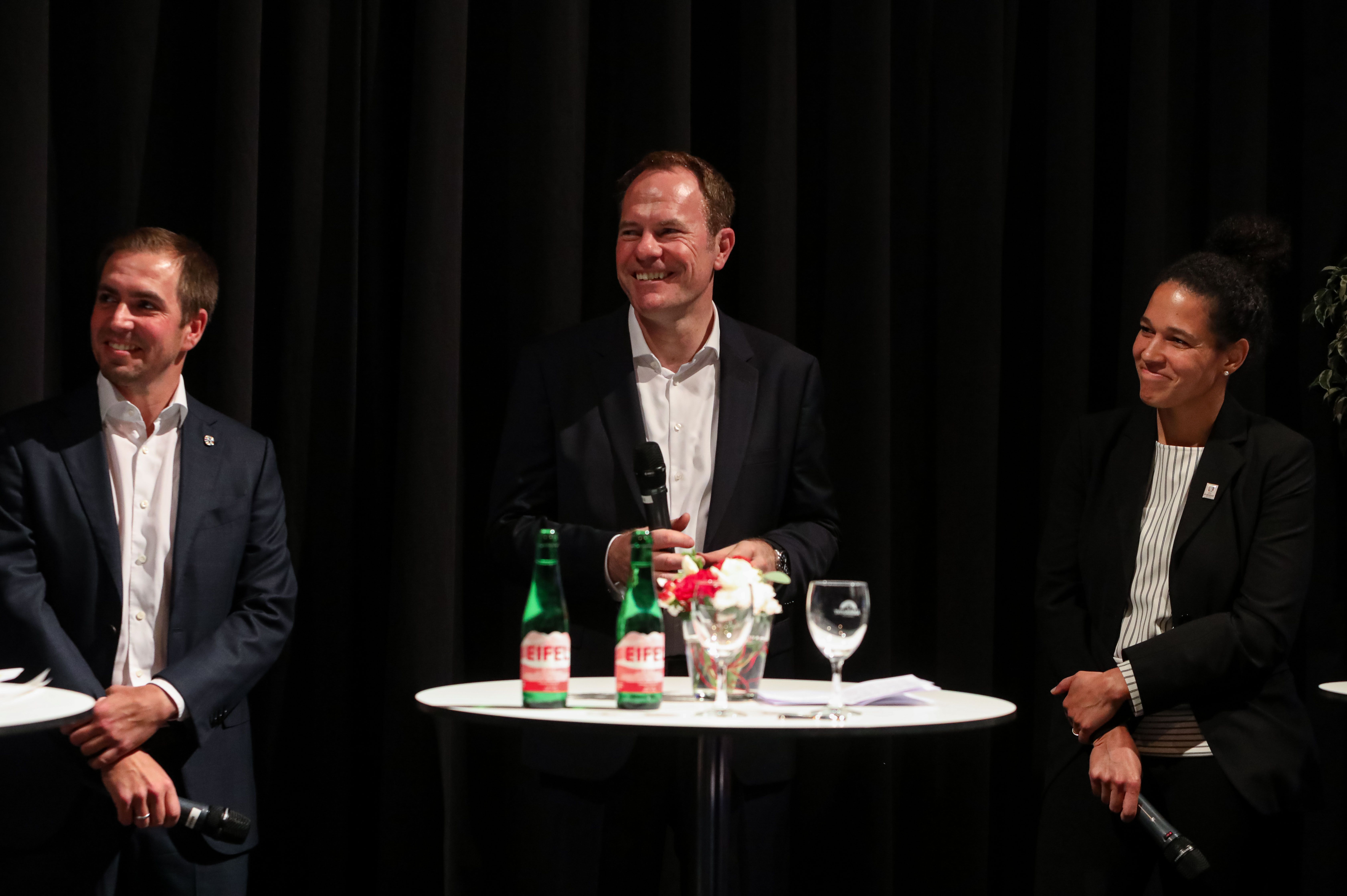 Turnierdirektor Philipp Lahm, Oberbürgermeister Dr. Stephan Keller und Botschafterin Célia Šašić sprachen im Maxhaus über den Stand der Vorbereitungen zur UEFA EURO 2024 und die Bedeutung des Volunteer-Programms © Foto: Landeshauptstadt Düsseldorf/Kenny Beele 