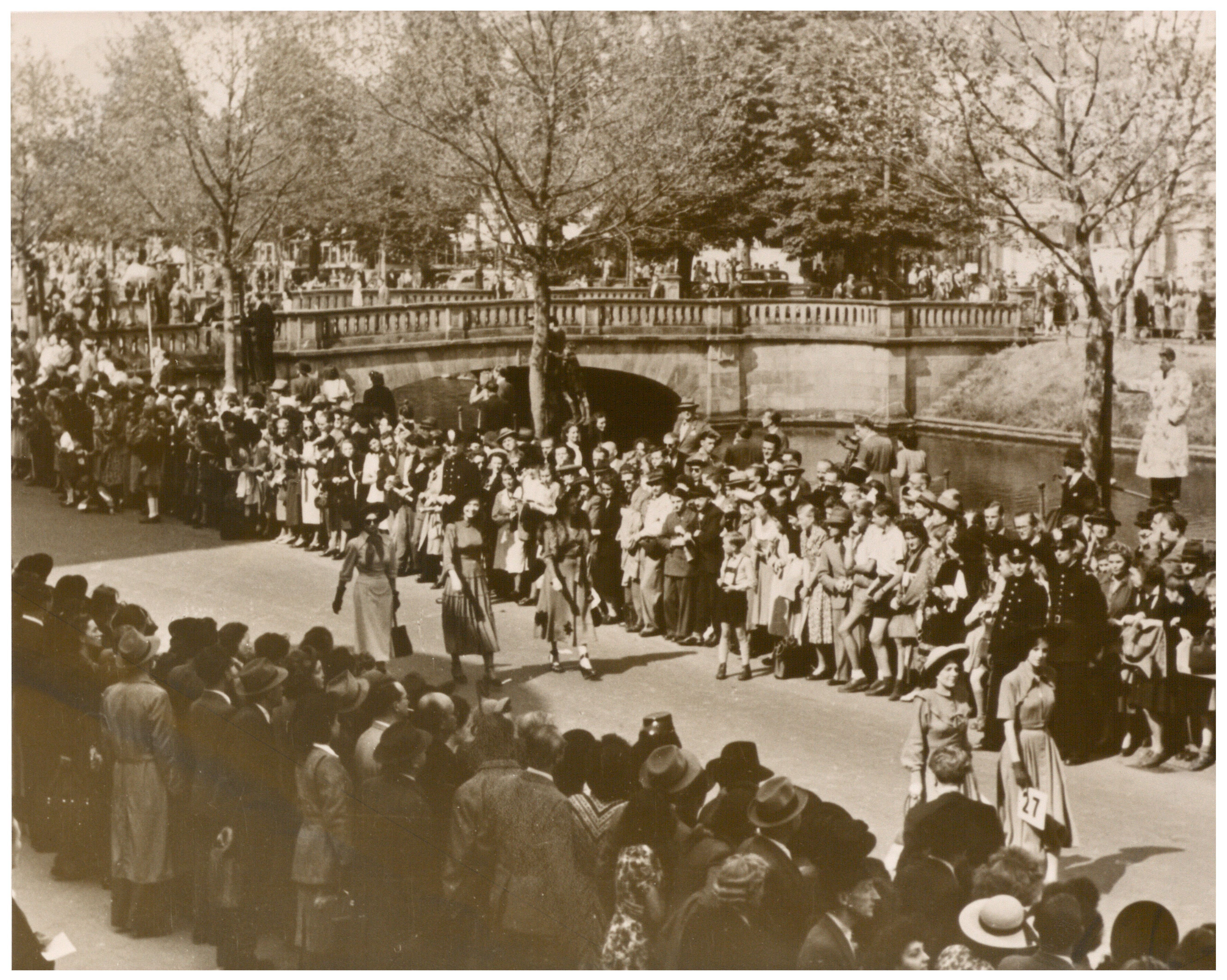 Erste Igedo-Modenschau auf der Königsallee 1949 © Igedo 