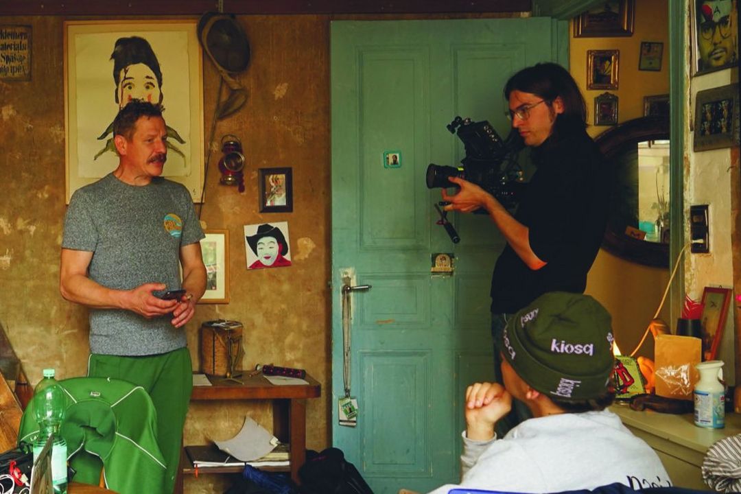 Ein Blick hinter die Kulissen von „SCHEISSE, ICH“ in Gerdys Wohnzimmer © Josephine Lensing und Giulia Fischer in Berlin 