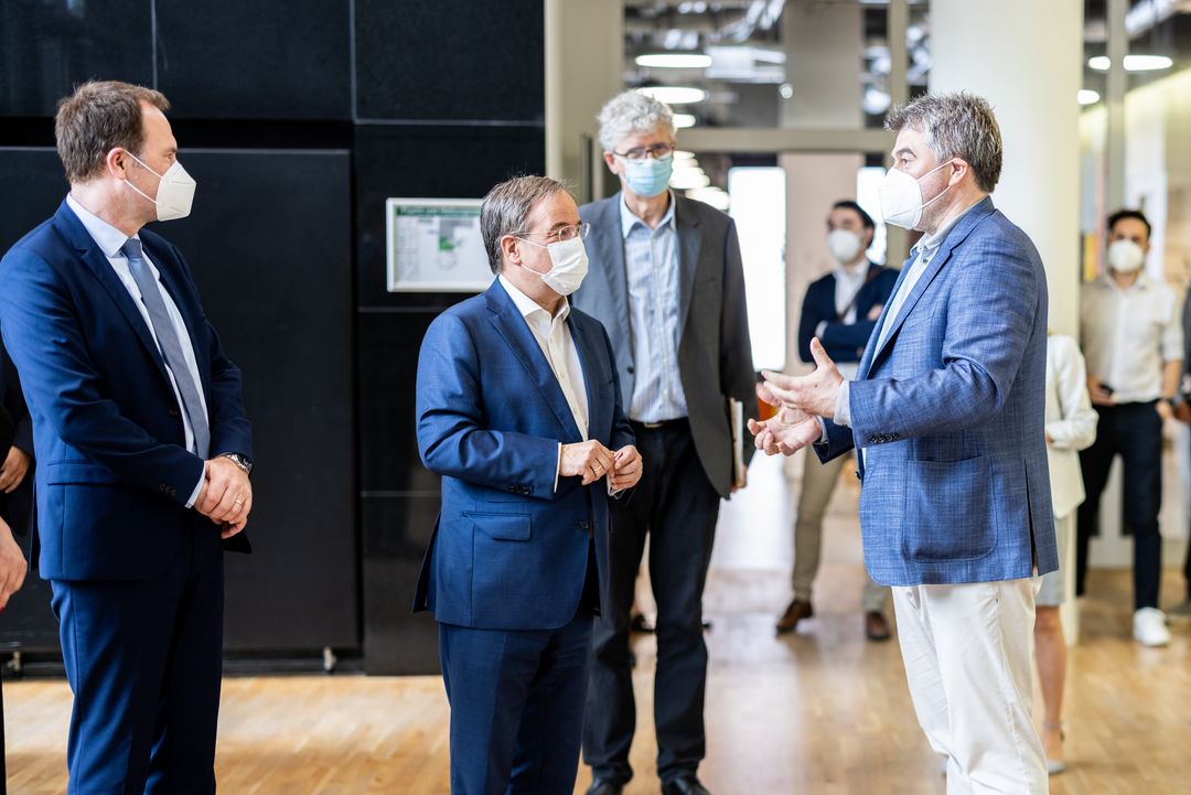 Oberbürgermeister Dr. Stephan Keller (links) mit Ministerpräsident Armin Laschet (2.v.l.) bei der Eröffnung des "Fusion Campus" am Dienstag, 29. Juni, Land NRW/Marcel Kusch