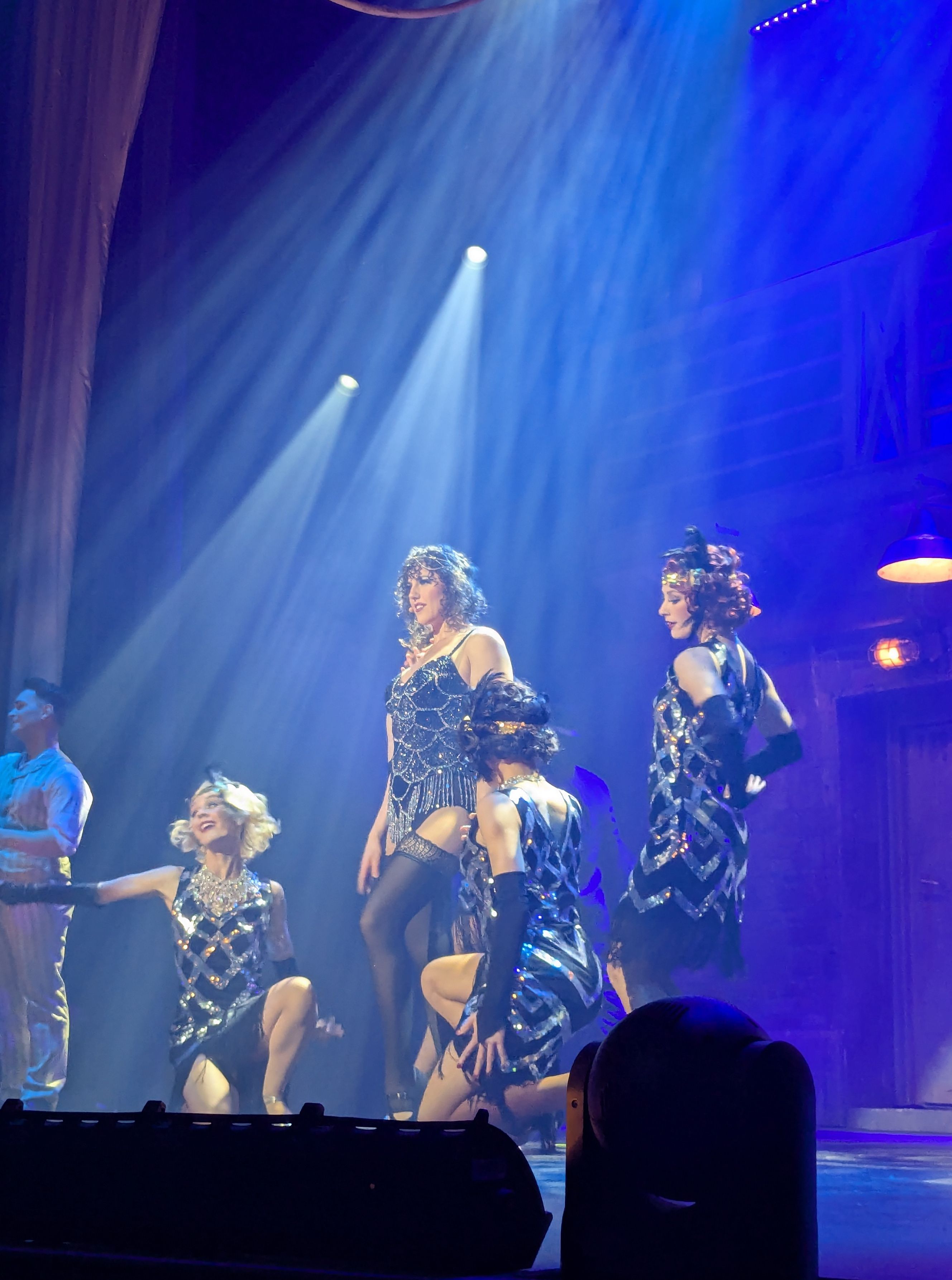 Sängerin und Trapezkünstlerin Elli Huber (Mitte) verleiht „Extravaganza“ mit Live-Gesang und Charleston-Charme eine besondere Note – begleitet von den Tänzerinnen des Ensembles. / Foto: Stefan Scholz, NDOZ
