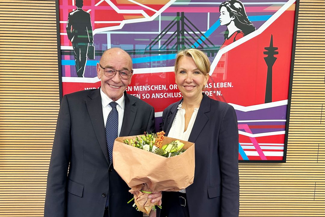 Annette Grabbe, Vorstandssprecherin, Arbeitsdirektorin und Finanzvorständin der Rheinbahn, gratuliert Rolf Tups, den der neu zusammengesetzte Aufsichtsrat einstimmig als Vorsitzenden bestätigte. / Foto: Rheinbahn