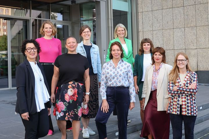 Bild (v.l.): Natalia Hoffmann-Demsing (Senior Leadership Coach), Franziska Hilfenhaus, (Kooperative W), Jessica Bethune (Vice President Industrial & Process Automation DACH bei Schneider Electric GmbH), Lisa Binse (Wissenschaftliche Mitarbeiterin beim Landeszentrum Gesundheit Nordrhein-Westfalen), Katrin Oberließ (Strategische Nachhaltigkeits[1]entwicklung bei Melles & Stein Messe-Service GmbH),  Prof. Dr. Nicole Richter (Professorin für ABWL, insb. Unternehmensführung, -organisation und Personalmanagement an der Hochschule Düsseldorf (HSD)), Johanna Torkuhl (Leiterin Competentia DUS/ME), Melanie Malina (People Country Manager bei QBE Europe SA/NV Direktion für Deutschland), Kerstin Rapp-Schwan (IHK-Vizepräsidentin). / Foto: Melanie Zanin/IHK Düsseldorf.