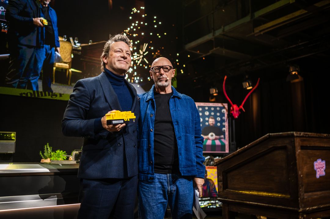 Jamie Oliver steht neben Rolling-Pin-CEO Jürgen Pichler auf der Bühne der Rolling Pin Convention 2026 in Düsseldorf.