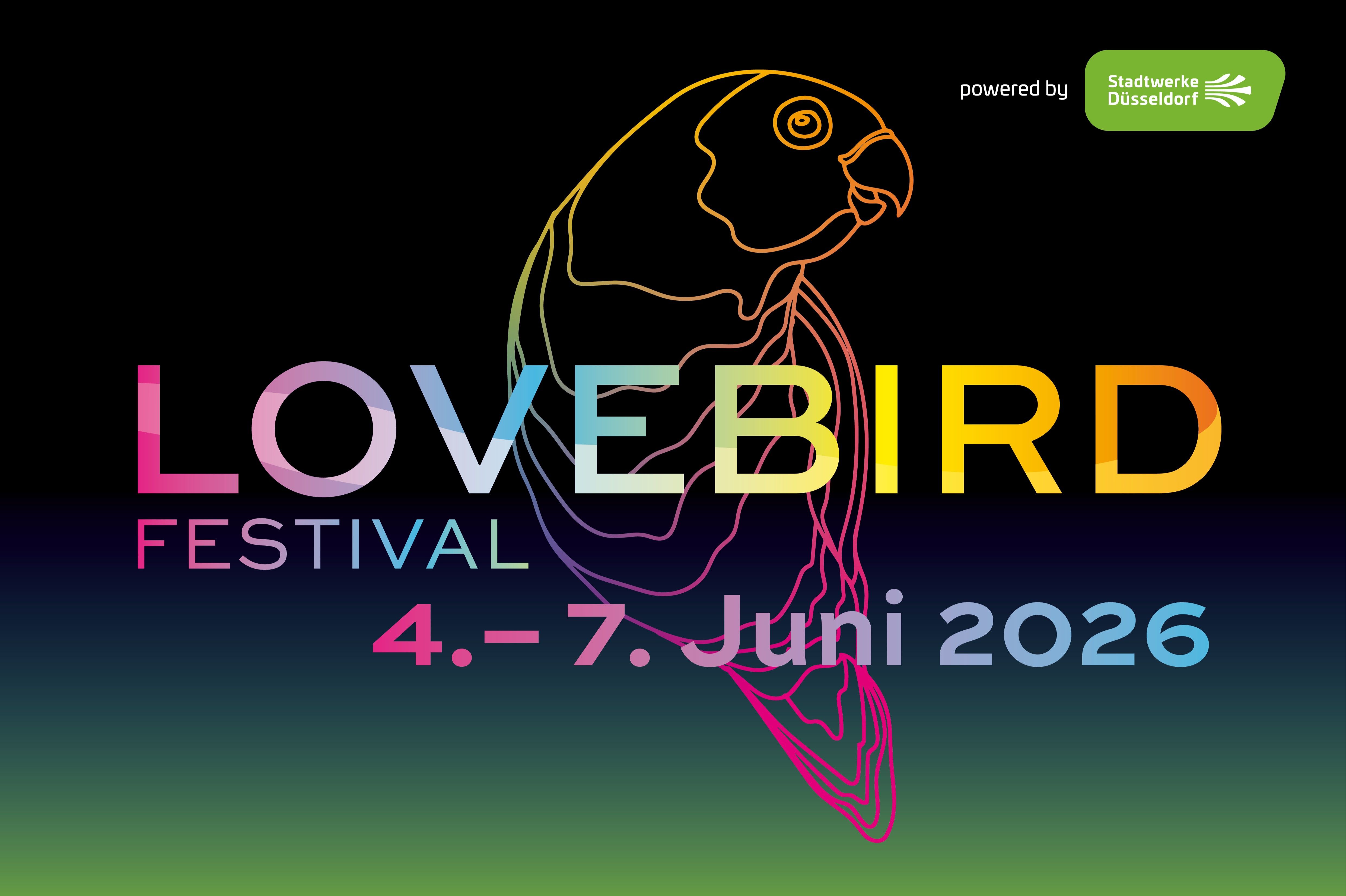 Grafik des Lovebird Festival 2026 mit farbigem Schriftzug, Papageienmotiv und Datum 4. bis 7. Juni 2026.