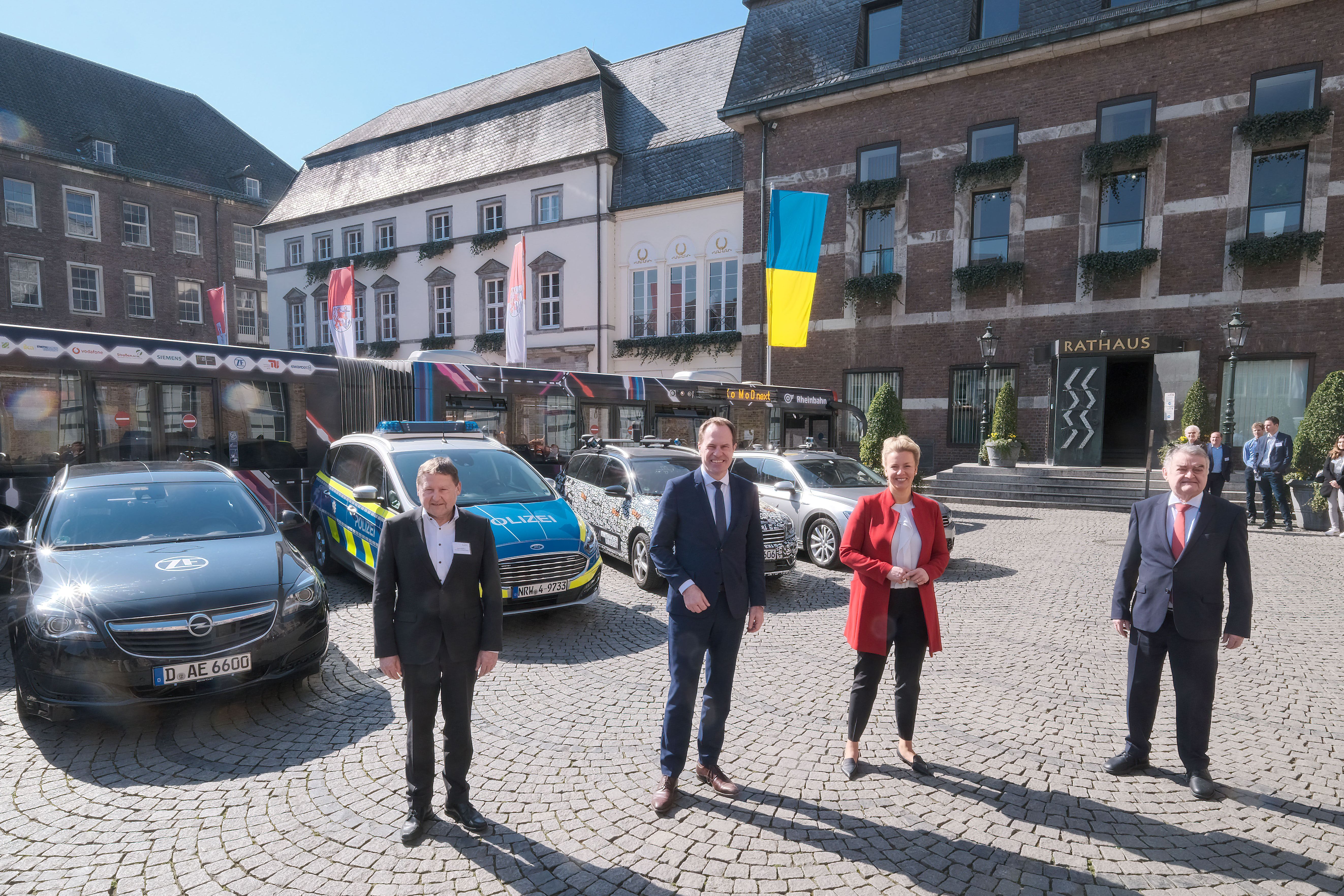 Stellten Einzelheiten zum Projektabschluss von KoMoDnext vor: Prof. Gerd Riegelhuth, Oberbürgermeister Dr. Stephan Keller, Landesverkehrsministerin Ina Brandes und Innenminister Herbert Reul (v.l.) © Landeshauptstadt Düsseldorf, Michael Gstettenbauer 